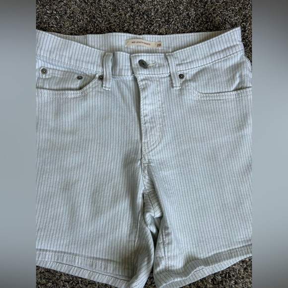 Levi Strauss Women’s Mid-Length White Shorts with light blue pinstripe size 28 - Picture 2 of 8